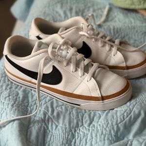 Womens Nike Court Legacy